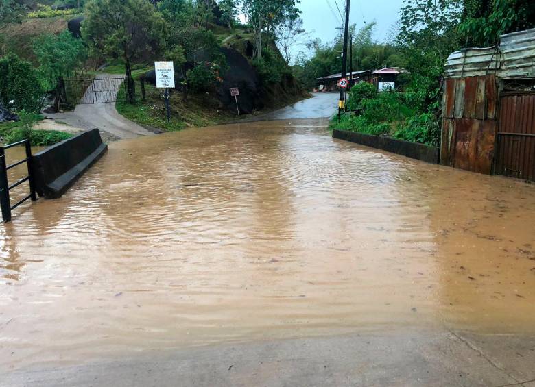 Las fuertes lluvias de la madrugada del jueves ocasionaron inundaciones que dejaron a varias familias damnificadas. FOTO CORTESÍA DAGRAN