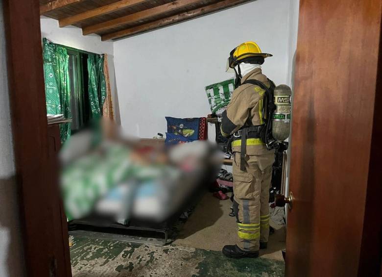 Personal del Cuerpo de Bomberos de Rionegro atendieron la emergencia que llevó a la muerte de una pareja de esposos en este municipio del Oriente antioqueño. FOTO: CORTESÍA BOMBEROS RIONEGRO