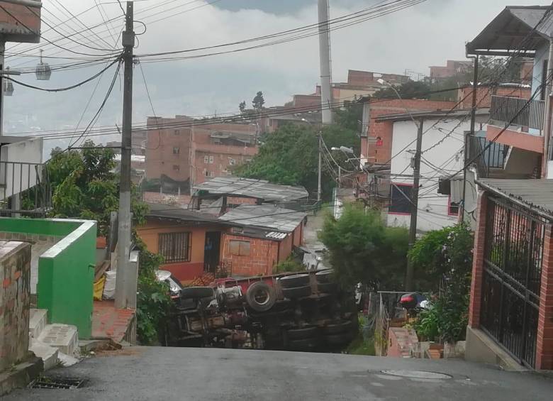 El volcamiento de la volqueta ocasionó lesiones menores al conductor. FOTO CORTESÍA
