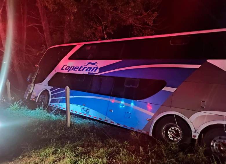 Así quedó el bus de servicio intermunicipal que se accidentó en Puerto Berrío, que dejó 17 personas lesionadas. FOTO: CORTESÍA