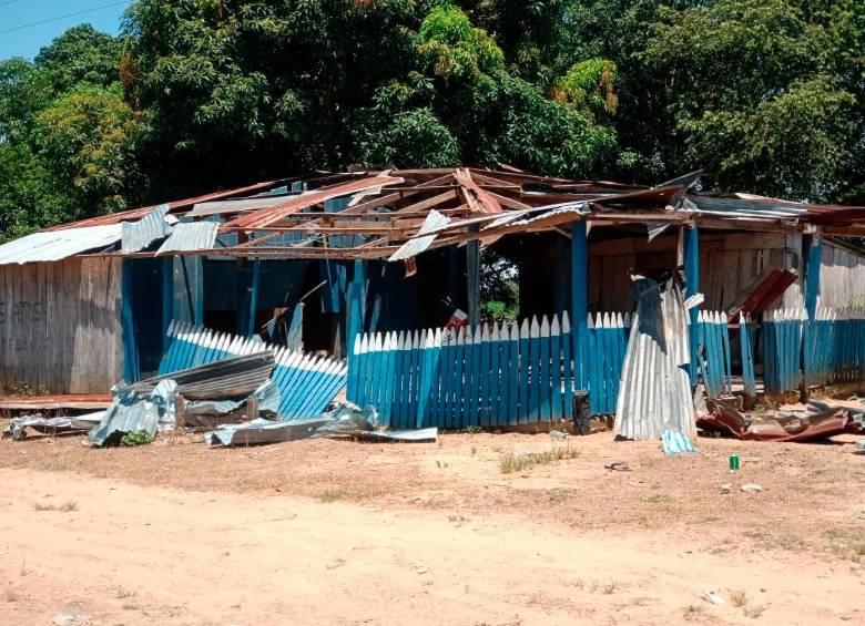 El salón comunal de la vereda quedó destruido tras la confrontación armada. FOTO CORTESÍA 