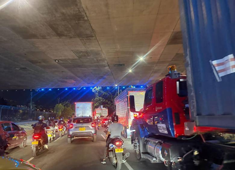 Congestiones como esta se vieron desde la mañana de este jueves cuando se produjo el accidente de una volqueta a la altura del puente Horacio Toro. FOTO: DANIEL RIVERA MARÍN