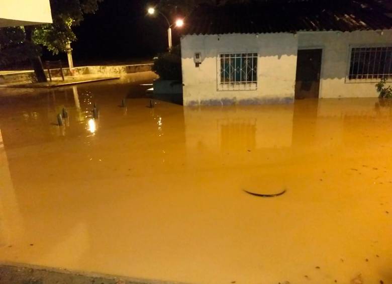 La creciente súbita del río Nechí, en Zaragoza, provocó inundaciones en zonas rurales y urbanas. En total, 110 familias quedaron afectadas y siete casas resultaron averiadas. FOTO cortesía