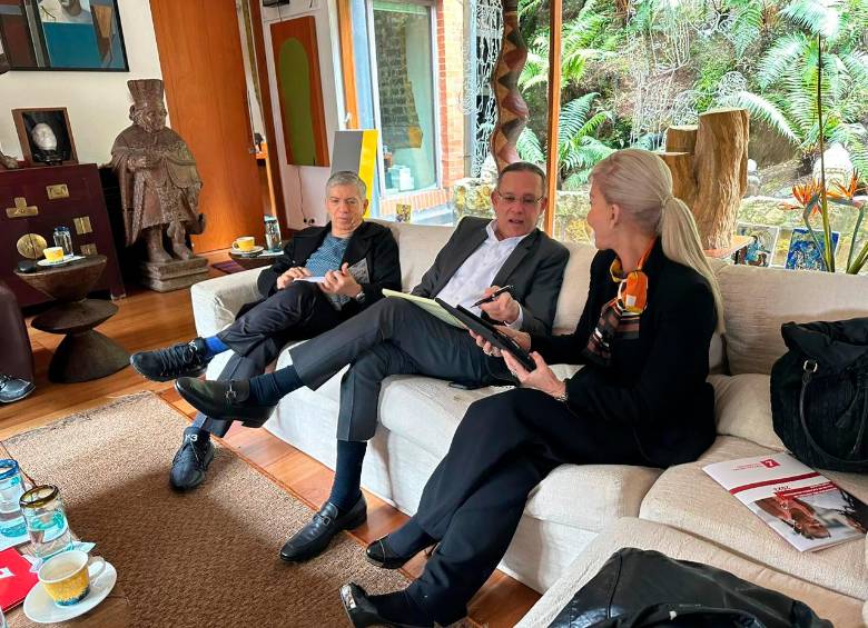 César Gaviria, Efraín Cepeda y Dilián Francisca Toro durante la reunión de directores este miércoles. FOTO CORTESÍA