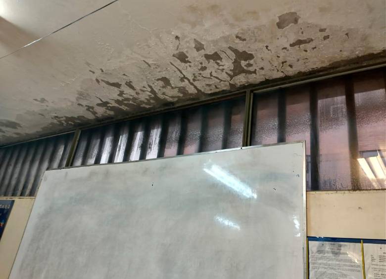 Esta es una de las humedades que se ven dentro de las aulas de clase de esta institución educativa. FOTOS: CORTESÍA