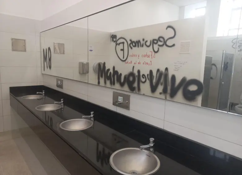Diego Torres, profesor de la institución, denunció públicamente los grafitis y carteles que aparecieron en referencia a las extintas Farc y a sus disidencias dentro de la Universidad Nacional en Bogotá. FOTO: @DiegoTorres_Fis