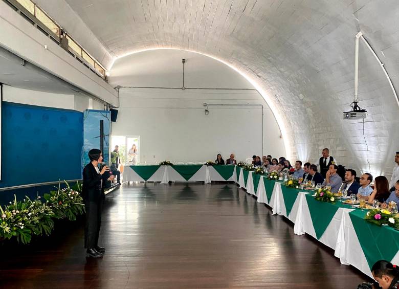 Susana Muhamad le explicó a los gremios en una reunión en Corantioquia que el Ministerio cometió imprecisiones en la formulación de la resolución y por ello decidieron dar marcha atrás. FOTO cortesía
