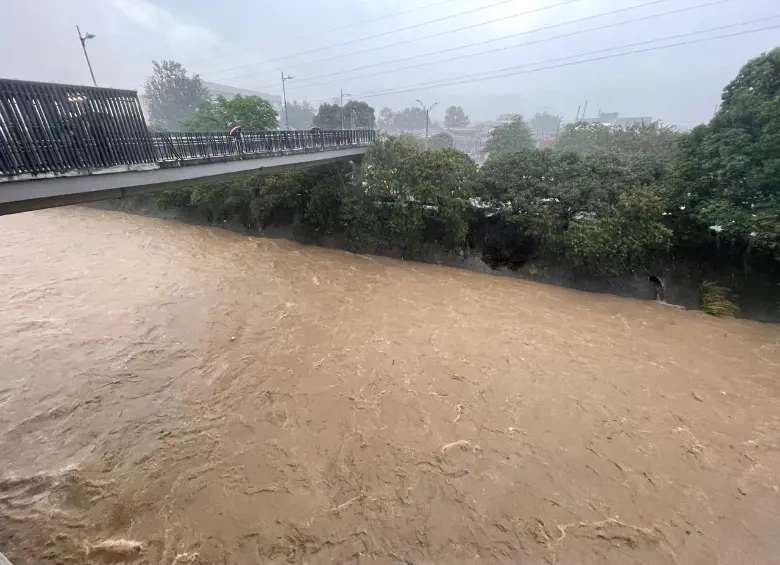 El río crecido y emergencias dejan las lluvias de este jueves. FOTO: Manuel Saldarriaga 