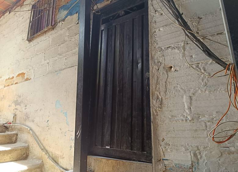 Dentro de esta vivienda encontraron el cuerpo sin vida del menor de edad LGBTIQ+, asesinado mediante aparente asfixia mecánica. FOTO: CRISTIAN VÁSQUEZ