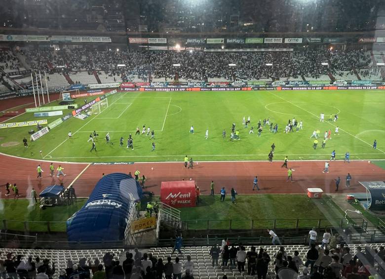 Los aficionados que entraron a la cancha estaban en una de las tribunas populares del estadio. FOTO: TOMADA DEL TWITTER DE @golesendir_