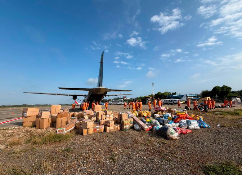 Satena y la Fuerza Aeroespacial Colombianas se unieron para transportar 5 toneladas de ayudas a Córdoba. FOTO cortesía Satena