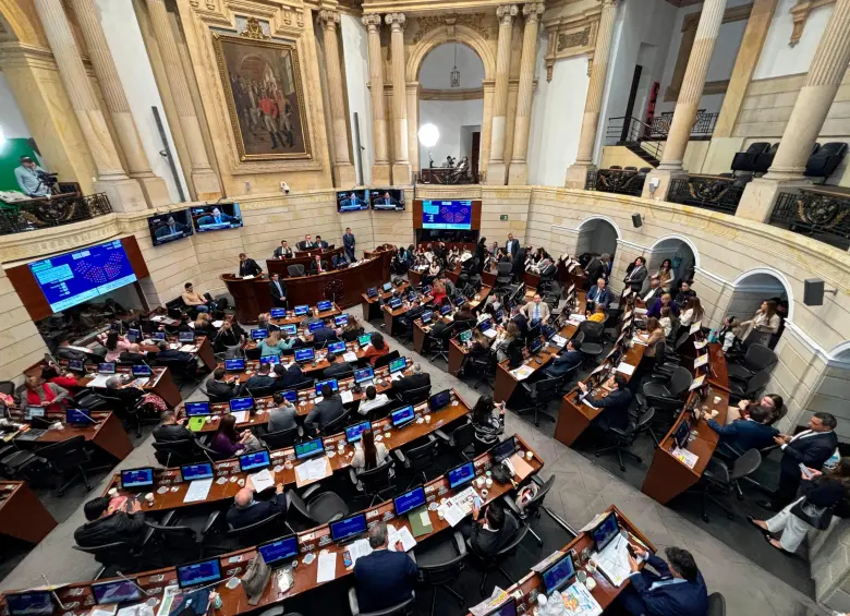 La propuesta habría permitido a congresistas cambiar de partido sin sanción, lo que generó fuertes críticas. Aunque fue impulsada por múltiples partidos, la votación respaldó su archivo por considerarla inconstitucional y oportunista. FOTO: JAVIER GONZÁLEZ PENAGOS
