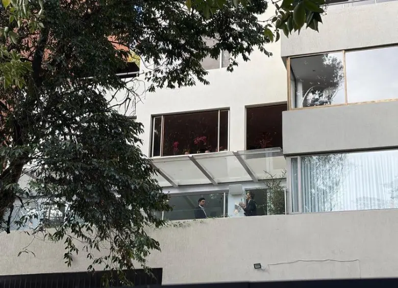 Daniel Quintero y Esteban Restrepo aparecen en el edificio donde está registrado el domicilio de las cuatro empresas creadas por el exalcalde. Foto: EL COLOMBIANO