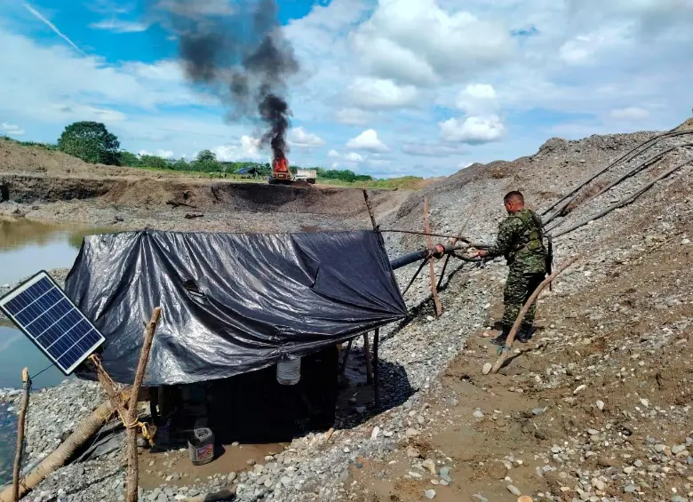 La maquinaria y materiales hallados en los entables destruidos en el Bajo Cauca tendrían un valor superior a 2.000 millones de pesos. FOTO: Brigada 11 del Ejército