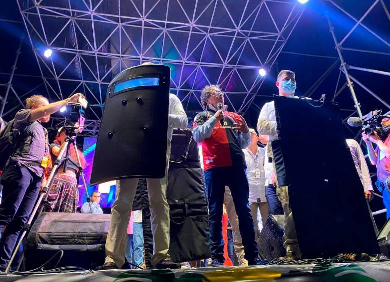 Gustavo Petro vistió la camiseta del Cúcuta Deportivo durante su visita a Norte de Santander. FOTO Twitter @AABenedetti