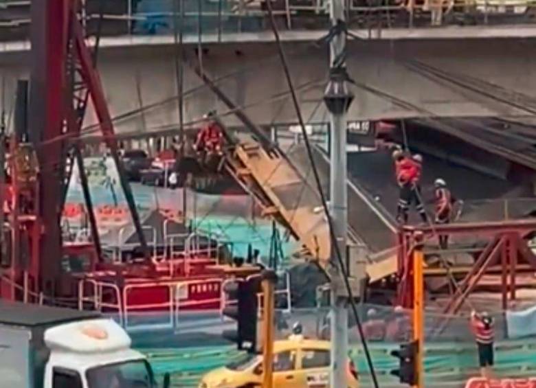 Reportaron emergencia en una obra sobre la Calle 100 avenida Suba en Bogotá. Se cayó una parte de la estructura. Foto: pantallazo del video compartido en la cuenta de X @pablogo1998. 