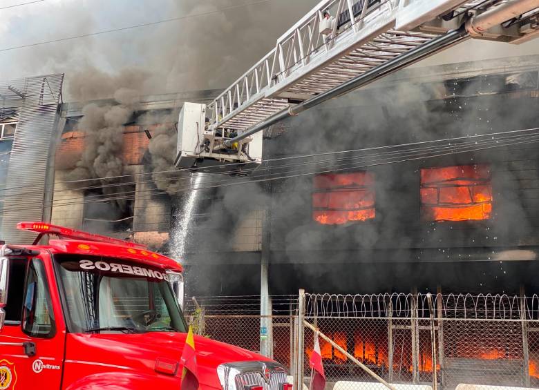 Unidades de bomberos de Bogotá y varios municipios de Cundinamarca atendieron la emergencia. FOTO: CORTESÍA