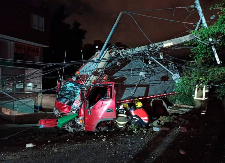 Varios postes de energía se vieron afectados por el incidente de tránsito. FOTO Cortesía Alcaldía