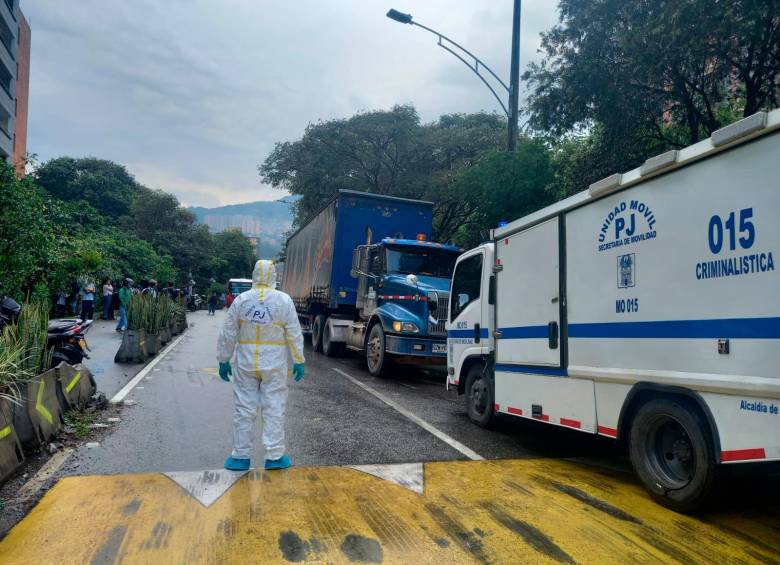 Agentes del laboratorio forense del Tránsito realizaron la inspección en el lugar de los hechos, en el barrio Los Colores. FOTO: CORTESÍA.