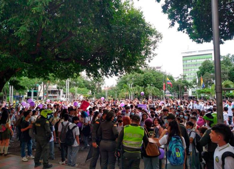 Alrededor de 200 alumnos participaron de la manifestación en la que rechazaron este caso. FOTOS FACEBOOK Emely Figueroa