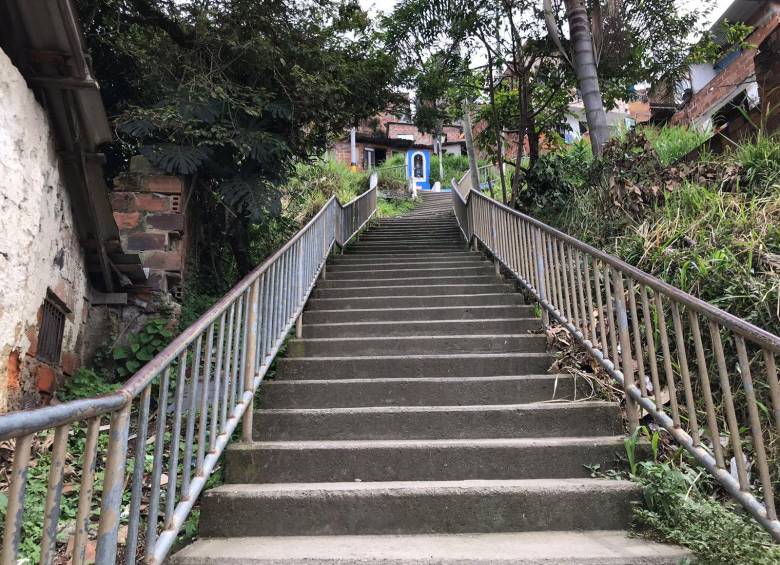 En estas escaleras ocurrió el tiroteo entre los militares y presuntos integrantes del grupo criminal Los Pájaros, hecho que dejó dos muertos. FOTO: LAURA ROSA JIMÉNEZ VALENCIA