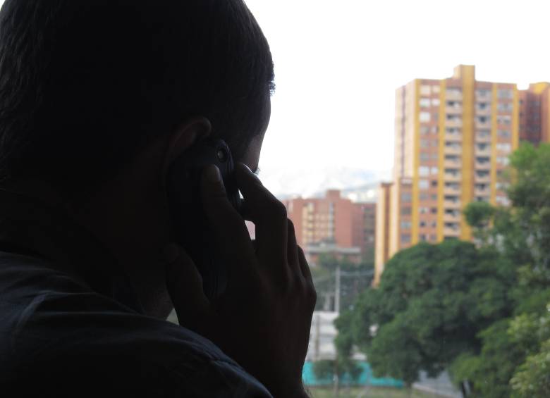 Las estafas con voces generadas por inteligencia artificial usan audios clonados de familiares para simular secuestros y extorsionar a las víctimas. FOTO Mauricio Palacio Betancur