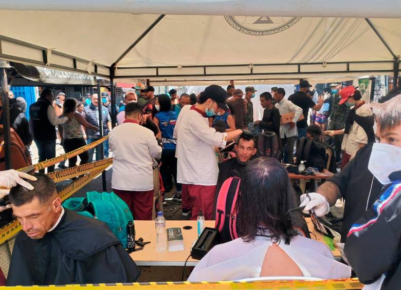 Además de atención en salud, recreación y alimentación, los asistentes encontraron un espacio para poder acicalarse. FOTO: EL COLOMBIANO