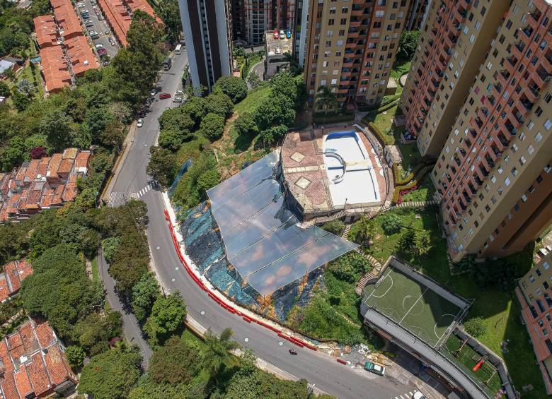 El terreno donde se desmontó el muro de 130 toneladas por un deslizamiento luce tapado con plásticos, a la espera de obras de fondo. FOTO carlos velásquez