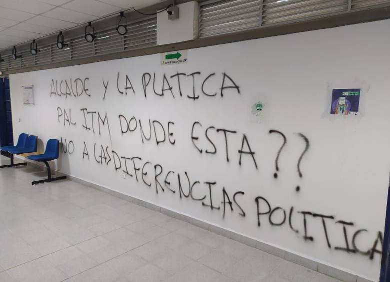 Las paredes del campus principal de la institución se llenaron de reclamos a la administración de Quintero. FOTO: CORTESÍA