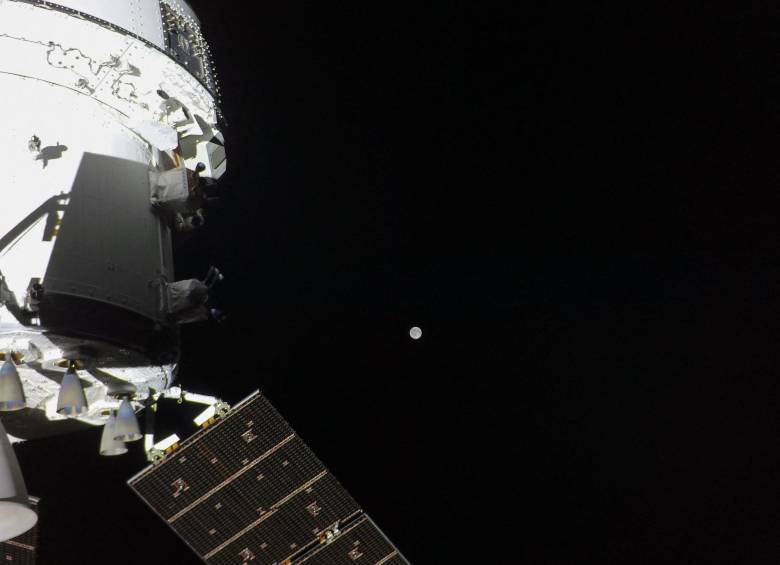 La cápsula Orion de la Nasa durante su trayectoria hacia la Luna en la misión Artemis II, la primera tripulada en rodear el satélite natural desde el programa Apolo. FOTO: Nasa/AFP