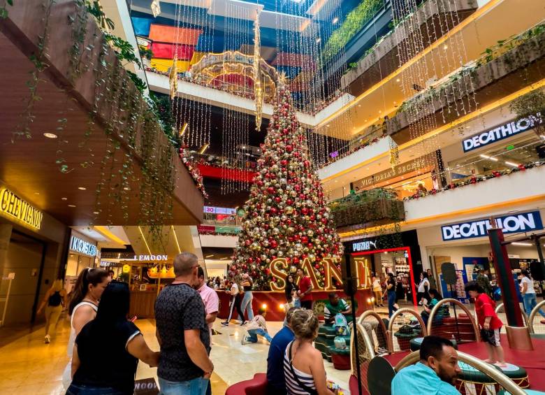 Centro comercial Arkadia. Además de la oferta visual y artística, muchos centros comerciales han fortalecido sus experiencias al aire libre con zonas de nieve artificial, desfiles navideños, talleres creativos y espectáculos itinerantes para disfrute de los visitantes Foto: Camilo Suárez Echeverry