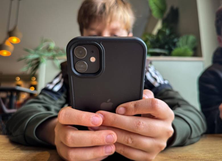 TikTok promueve nuevas estrategias de ciberseguridad y educación digital para prevenir fraudes en línea entre adolescentes y familias. FOTO GETTY