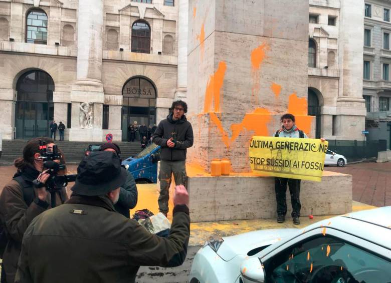 Integrantes del colectivo Última Generación pintaron la escultura de la Bolsa de Milán. Foto: Última Generación