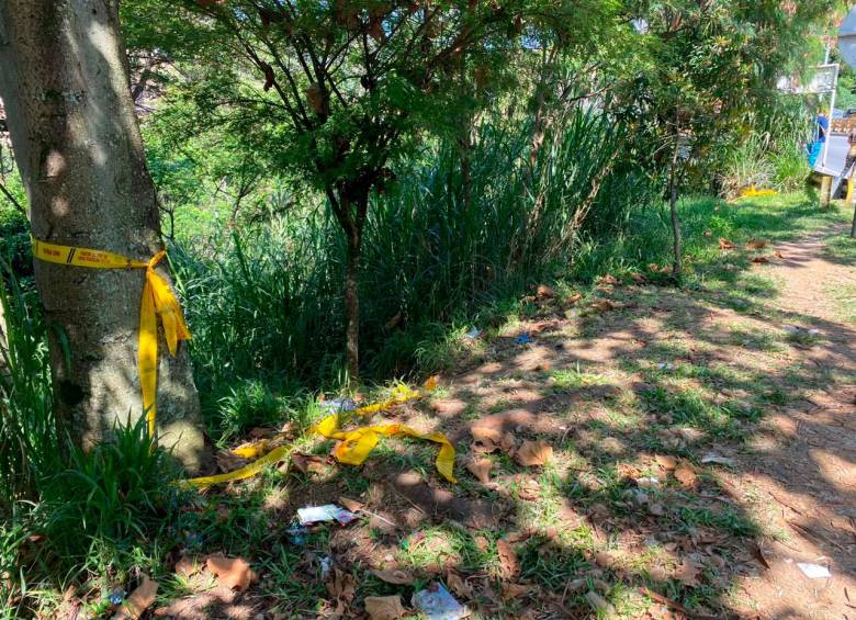 En este sector del barrio Fuente Clara fue abanadonado el cuerpo del fallecido con un cartel. FOTO: ANDRÉS FELIPE OSORIO GARCÍA