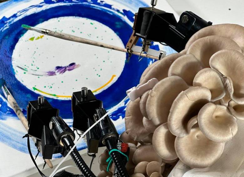 Al traducir señales bioeléctricas en pinceladas, un hongo se convierte en un artista inesperado mediante un brazo biónico diseñado a la medida, capaz de crear arte visual abstracto. FOTO cortesía Bionic and the Wires