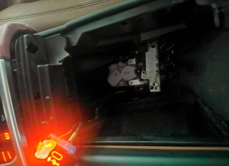 El fuerte impacto, tras la caída de la camioneta BMW desde el parqueadero, dejó expuesta esta caleta en el tablero frontal, dentro de la cual encontraron un revólver y dos pistolas. FOTO: CORTESÍA DE LA POLICÍA.