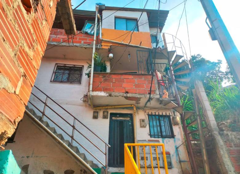 Dentro de esta vivienda, en el barrio Antonio Nariño, de Medellín, se produjo otro homicidio en medio de un caso de violencia intrafamiliar. FOTO: MAURICIO PALACIO