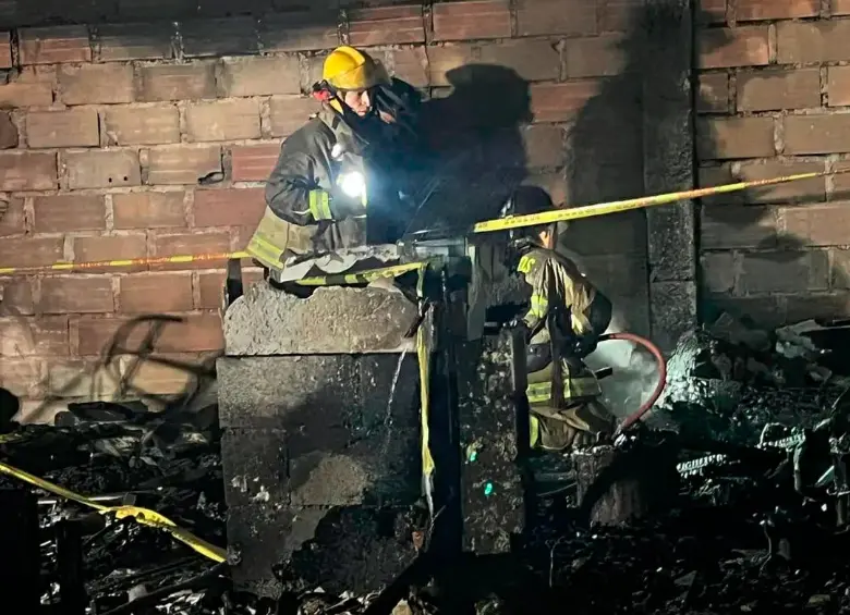 Personal del Cuerpo de Bomberos de Medellín apagaron las llamas y ayudaron en la recuperación del cadáver de la víctima de esta emergencia. FOTO: CORTESÍA