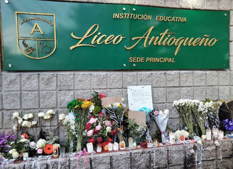 Un altar improvisado se ha alzado en la sede principal del Liceo Antioqueño en Bello. FOTO: Santiago Yepes.