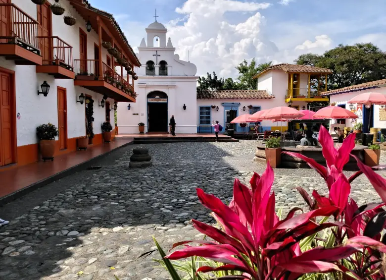 La réplica exacta de un pueblito antioqueño, colorido, con su tradicional iglesia y comerciantes que alegran sus espacios. FOTO: Cortesía Pueblito Paisa