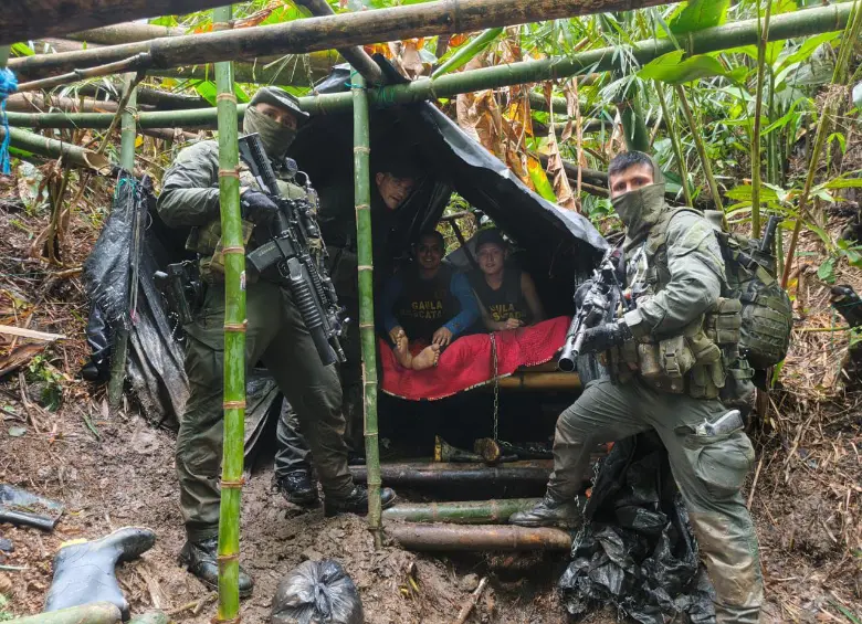 Miguel Ayala y su mánager Nicolás Pantoja en libertad. FOTO: Ministerio de Defensa