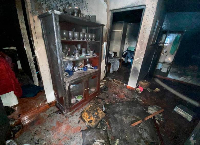 Un celular habría causado el incendio en una casa de Itagüí que dejó tres personas en UCI