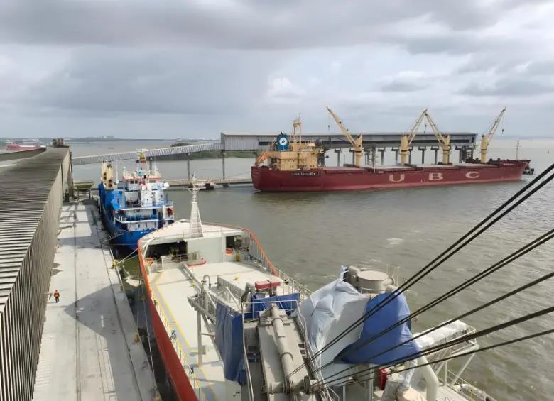 Hasta cuatro embarcaciones espera atender de manera simultánea Cementos Argos en su terminal portuaria de Cartagena, tanto en operaciones de exportación como de importación. FOTO cortesía Cementos Argos