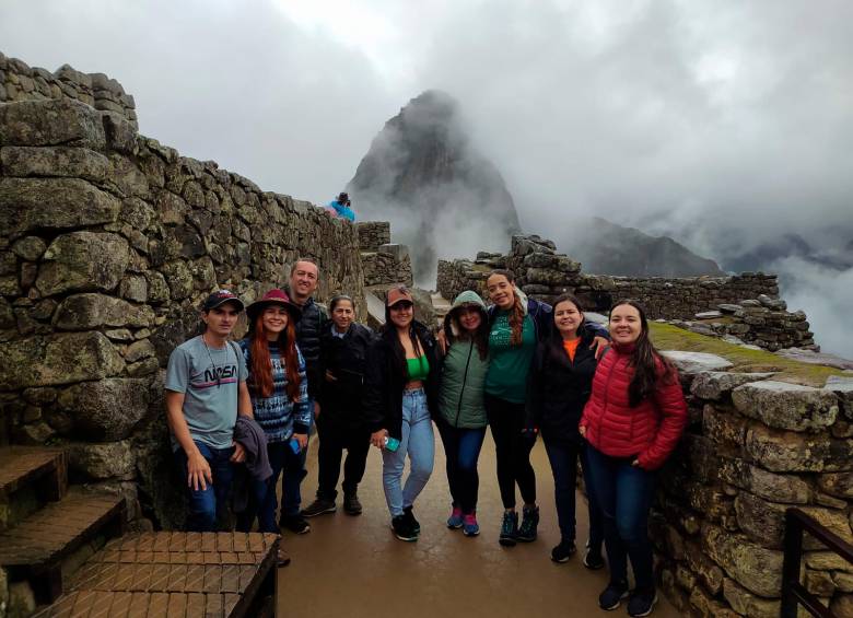 Eliana Ramírez y su grupo de amigos en Machu Pichu antyes de quedarse atrapados en Cusco por las protestas. FOTO: Cortesía