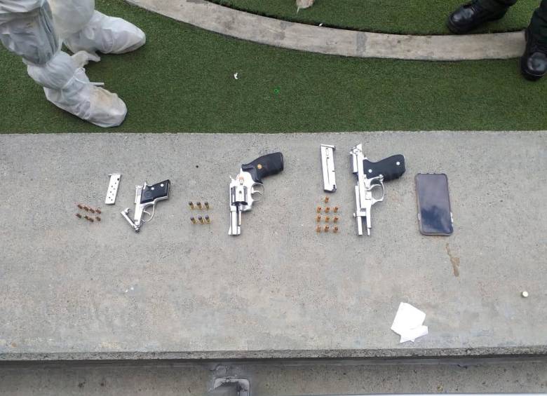 Estas son las tres armas de fuego que, según la Policía, fueron encontradas en la caleta de la camioneta BMW. FOTO: CORTESÍA DE LA POLICÍA.