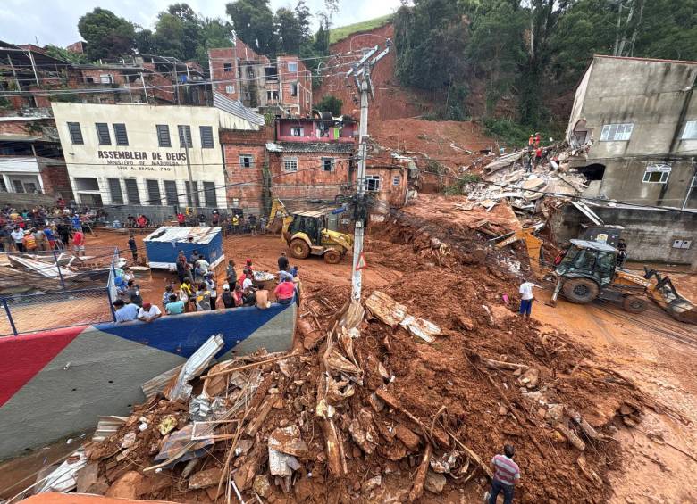 Rescatistas trabajan entre escombros y calles inundadas en Juiz de Fora, estado de Minas Gerais, tras las lluvias récord que provocaron deslizamientos y el desborde del río Paraibuna. FOTO: AFP. 