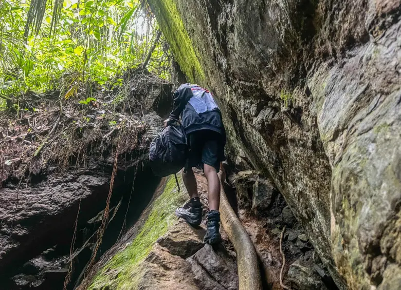 Subida por las cuevas del Higuerón. Foto: Cristina Rodriguez.
