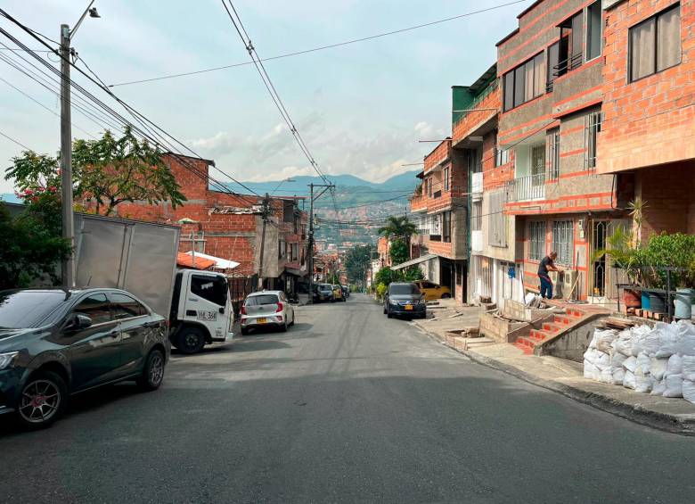 En esta calle del barrio Metropolitano ocurrió la explosión que dejó una persona muerta. FOTO: CORTESÍA