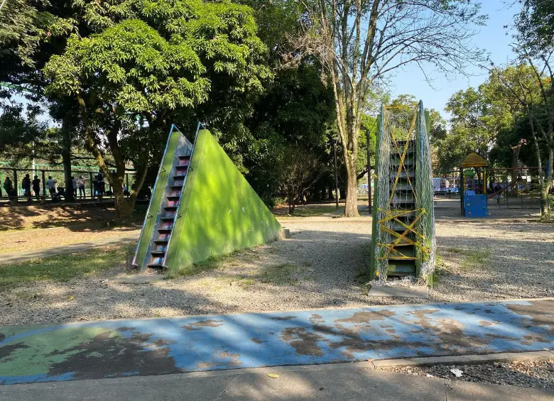 El parque infantil de la Unidad Deportiva de Belén se encuentra en muy malas condiciones. FOTO: CORTESÍA ALCALDÍA DE MEDELLÍN
