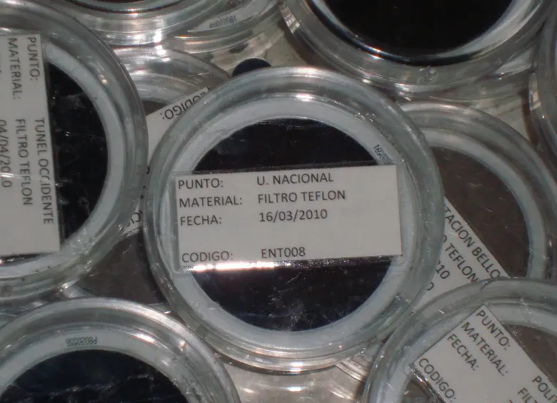 Filtros con material particulado recolectado en Medellín durante un año, analizados para identificar su composición química y biológica. FOTO cortesía